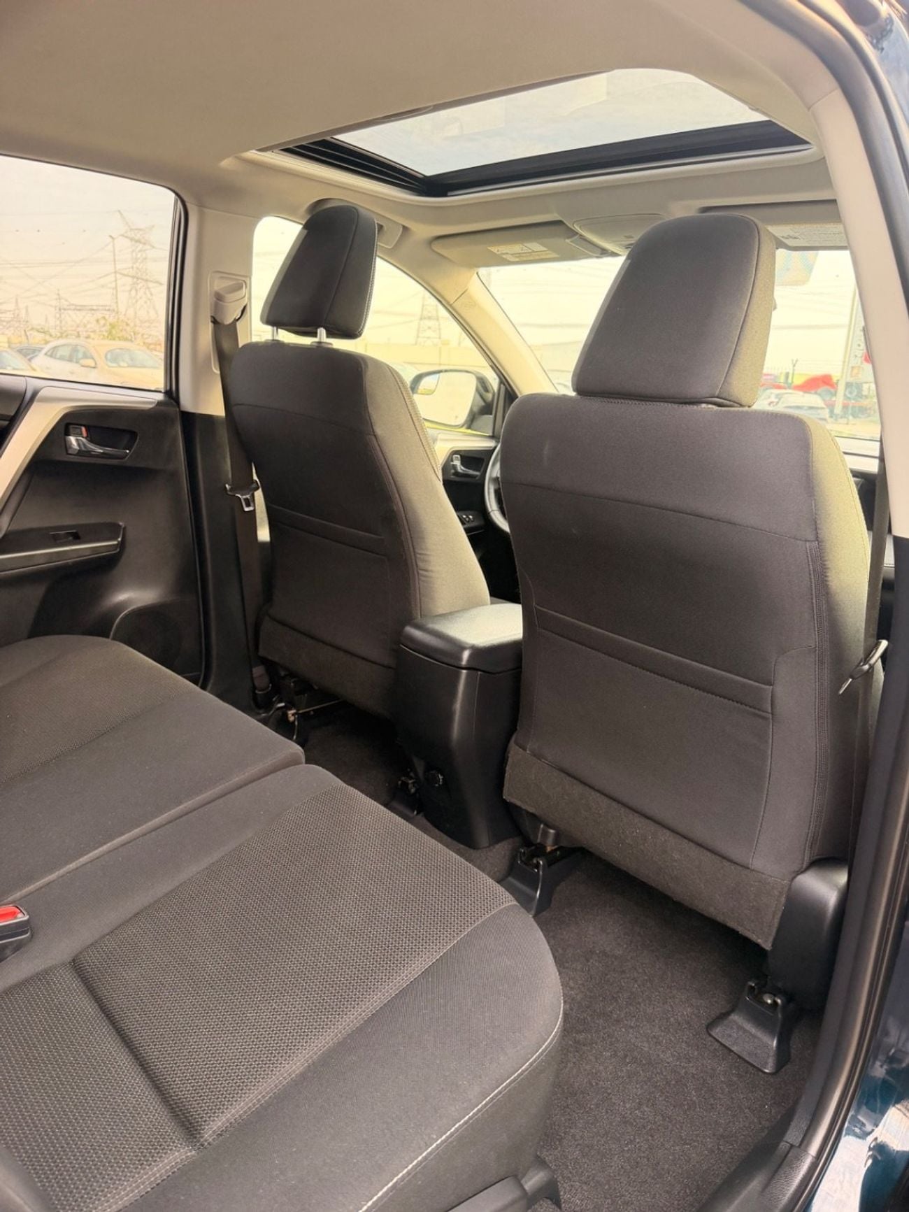 Toyota RAV4 XLE 2.5L / Sunroof, 4WD Full option