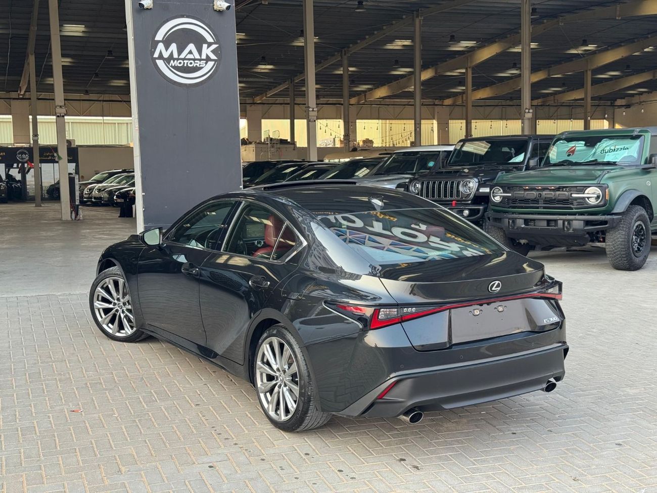 لكزس IS 350 محرك V6 سعة 3.5 لتر / طقم F-SPORT / استهلاك منخفض للموارد / رادار / مساعدة على الطريق / تبريد وتدفئة