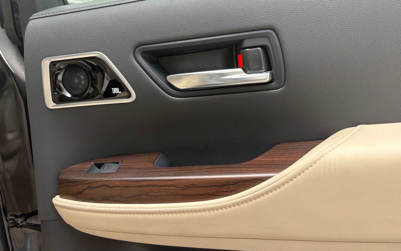 تويوتا لاند كروزر 2025 Land Cruiser VXR 4.0L V6 | 13,500 KM | Single Owner | Al-Futtaim | 80K Service Contract