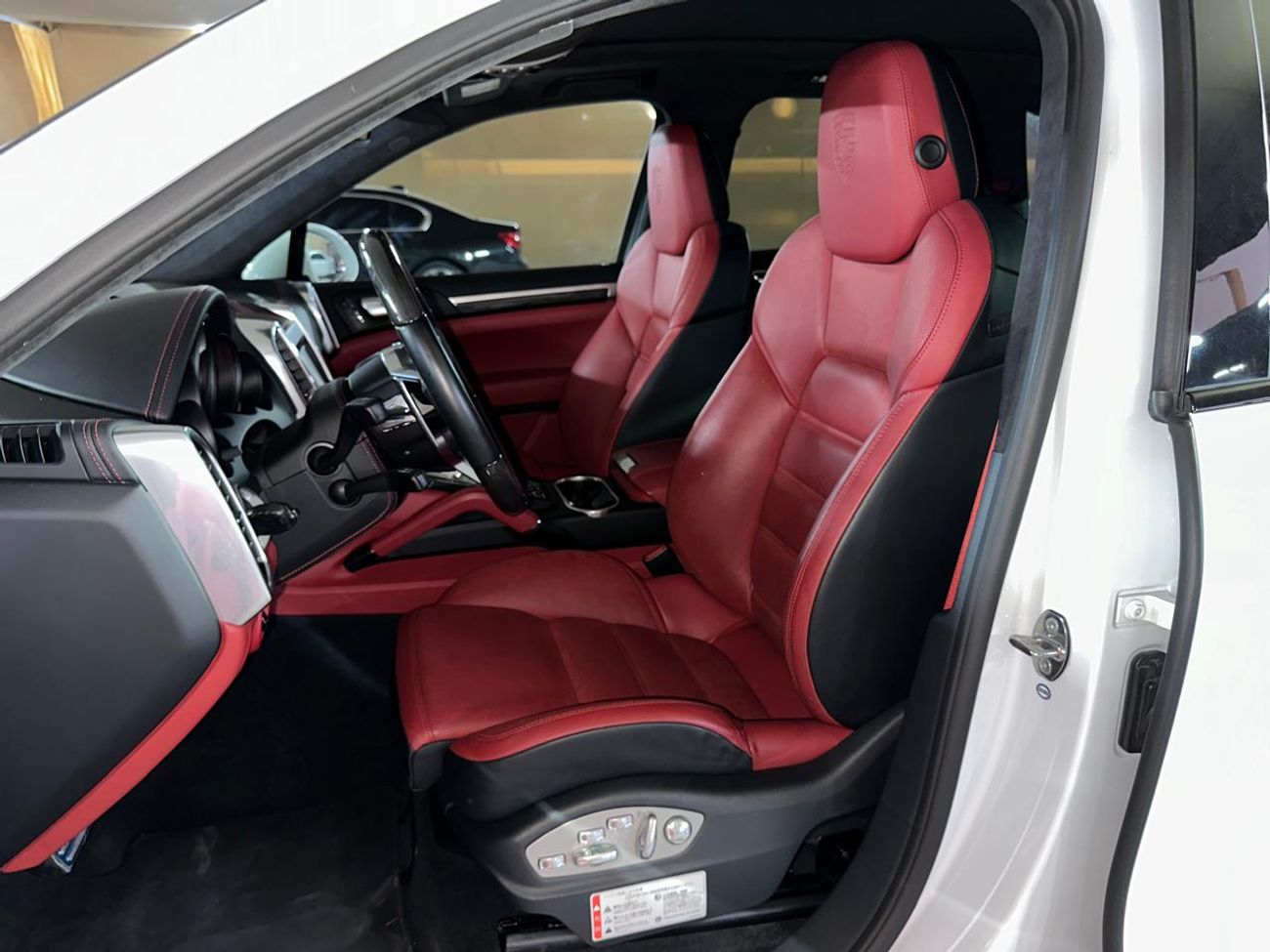 Porsche Cayenne Turbo S 4.8L (570 HP) 2016 | FULL SERVICE HISTORY | CARBON CERAMIC BRAKES (PCCB) | FULL SPEC!