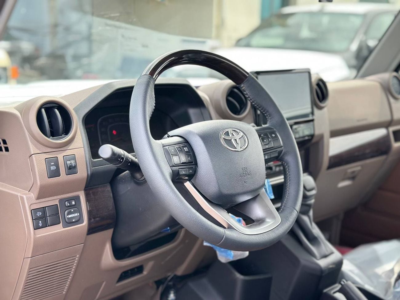 تويوتا لاند كروزر بيك آب S/C LC79 2.8 لتر ديزل أوتوماتيك // 2026 // كاملة المواصفات مع رادار، ثلاجة، قفل تفاضلي، مشغل DVD وكا