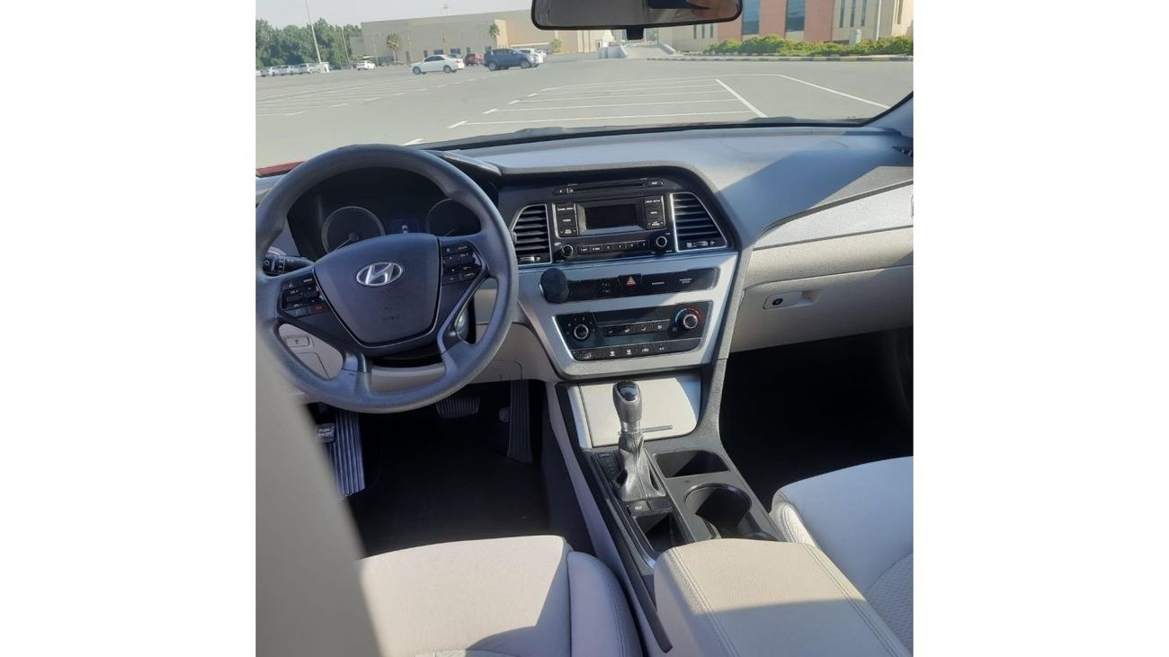 Hyundai Sonata GL Hyundai Sonata Se 2017 Red 2.4L 4 vin: 5NPE24AF4HH495067   ( UAS_ SPEC) VERY GOOD CONDITION