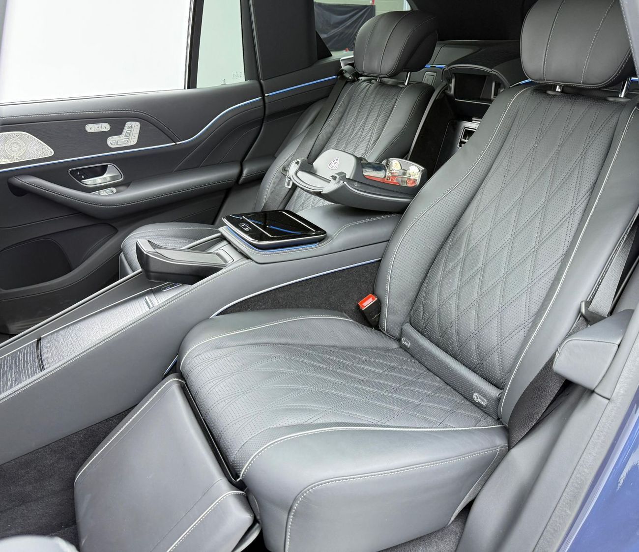 مرسيدس مايباخ gls600 مايباخ 2024 Mercedes Maybach GLS600, Warranty, Very Low Km, Executive Seats, Excellent Condition