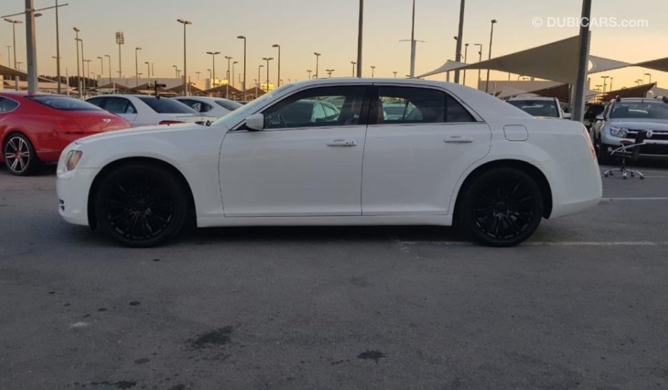 Chrysler 300s Crysral C300s model 2013 GCC car prefect condition full option panoramic roof leather seats back cam