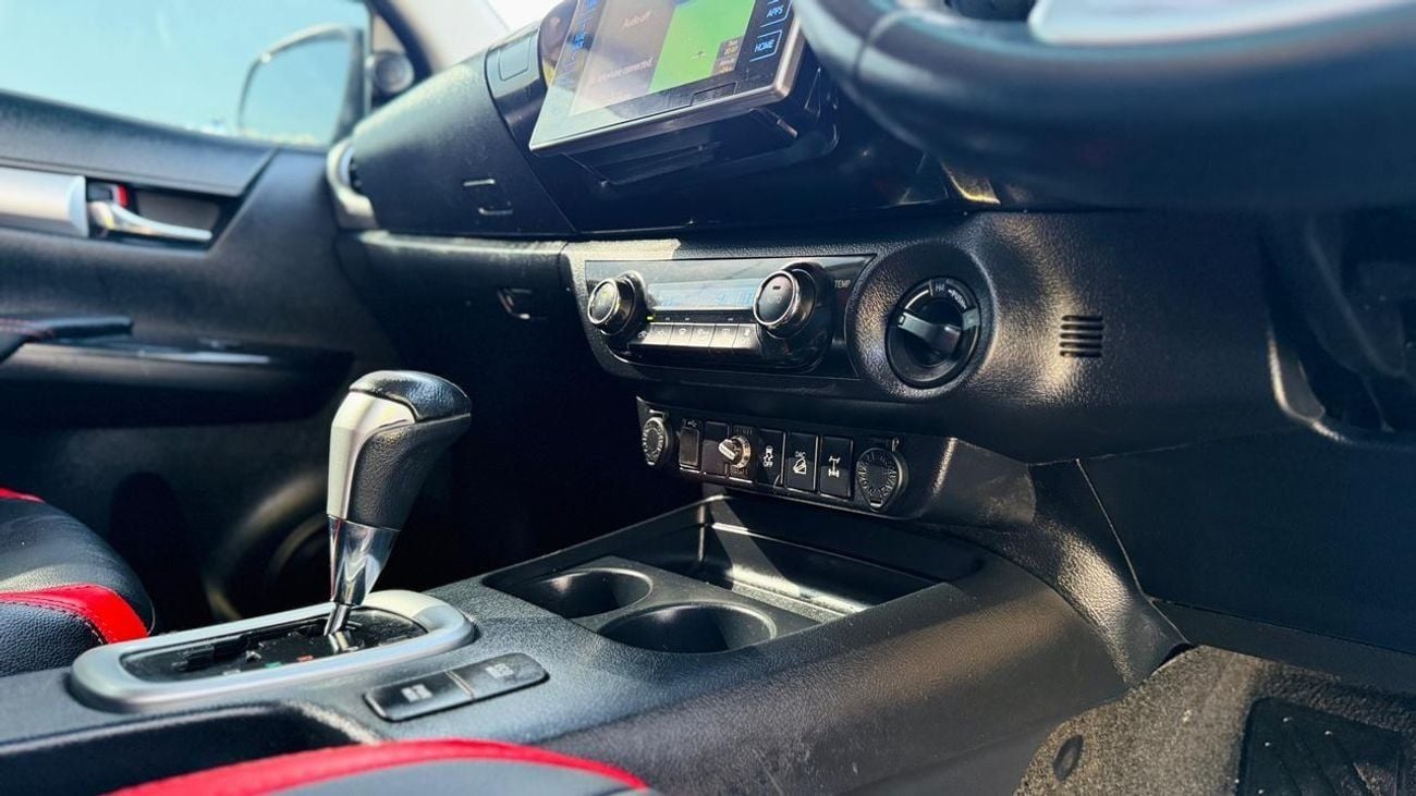 تويوتا هيلوكس PUSH START | DIGITAL AIR CONDITIONER | POWER SEATS | AT | 2.8L DIESEL | RHD