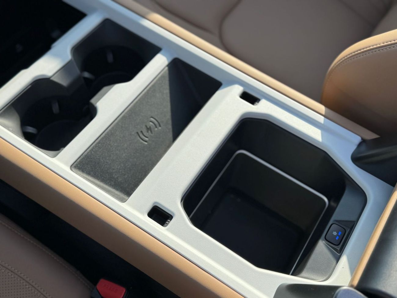 Land Rover Defender P400 90 SE 3.0L (5 Seater)