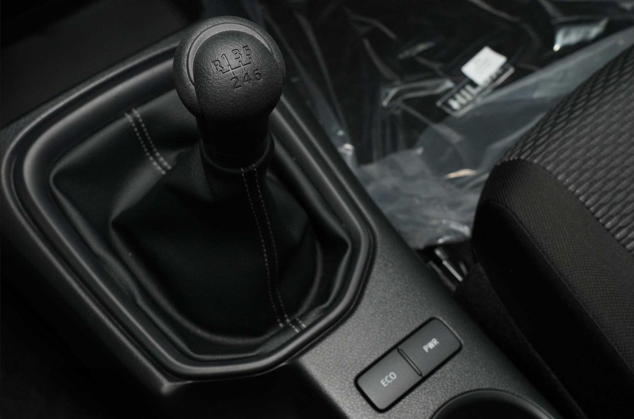 Toyota Hilux 2.4L 4X4 D/C STD(i) M/T DSL