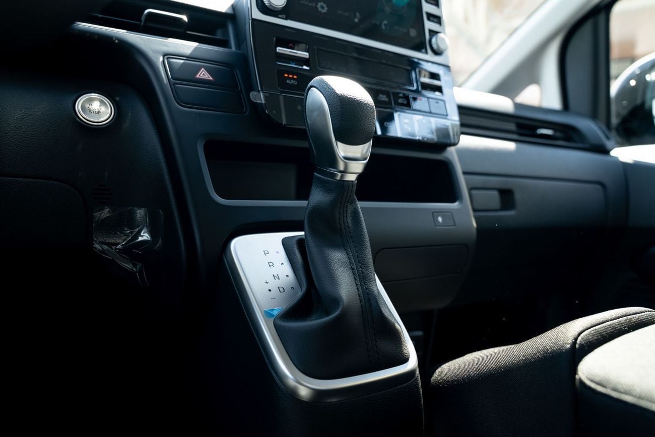 هيونداي ستاريا LUXURY 2025 Brand New 11 Seater Diesel 2.2L Turbo 4 Cylinders GCC