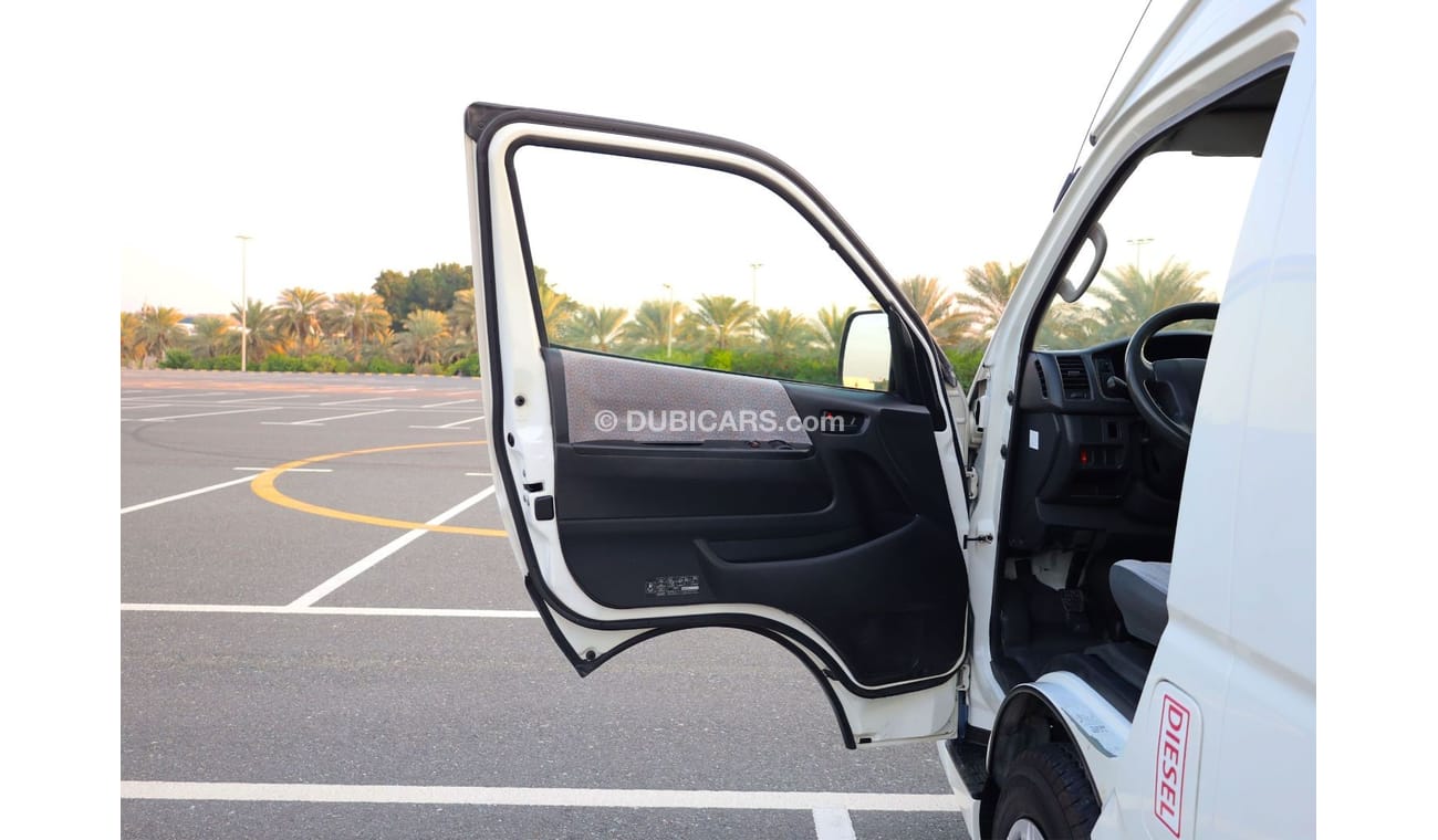 Toyota Hiace 2015 | COMMUTER DLX HIGHROOF | 15 SEATS - DIESEL - M/T | GCC SPECS | EXCELLENT CONDITION
