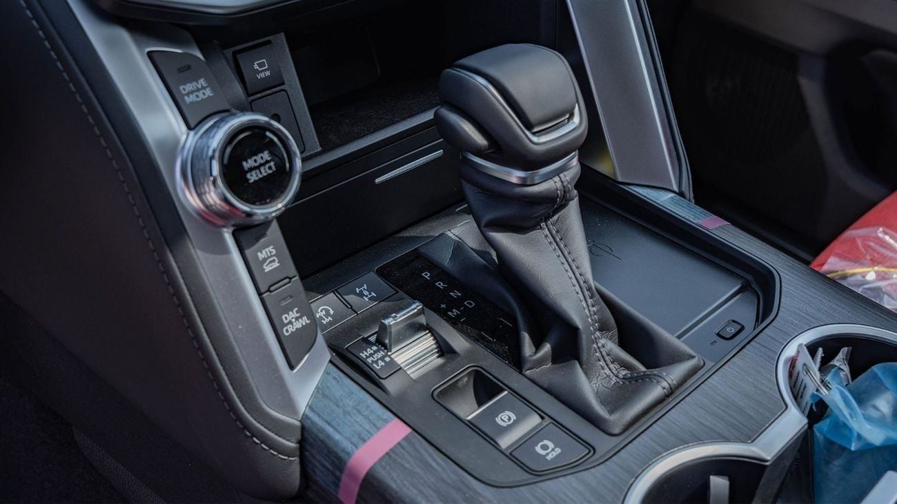 تويوتا لاند كروزر 2026 Toyota Land Cruiser 300 VXR 3.5L AT Petrol Twin Turbo (White-red)