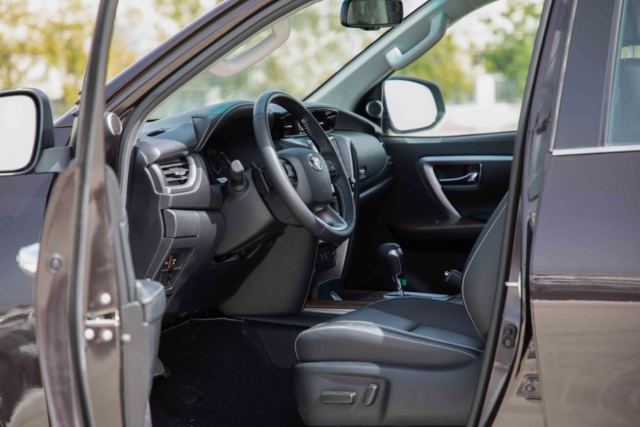 تويوتا فورتونر تويوتا فورتشنر 2023 4.0 WP Adventure - بني فانتوم من الداخل باللون الأسود