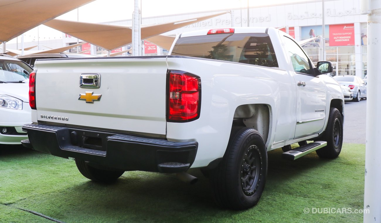 Chevrolet Silverado Model 2014 pickup, one cabin, Forel, white color, in excellent condition, you do not need any expens