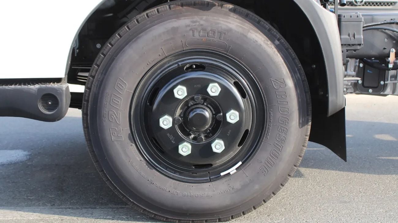 هينو 300 XZU 710L 6.5 TON 300S Wide cab 4X2 (Only Export)