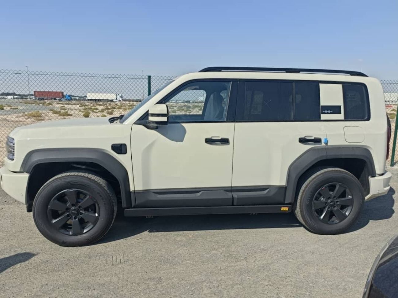 BYD Leopard 5 Leopard5 white-brown Long Range Version