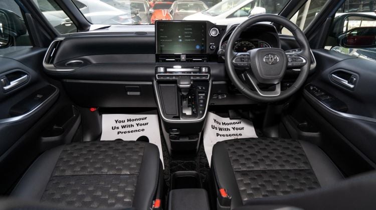 Toyota Voxy interior - Cockpit
