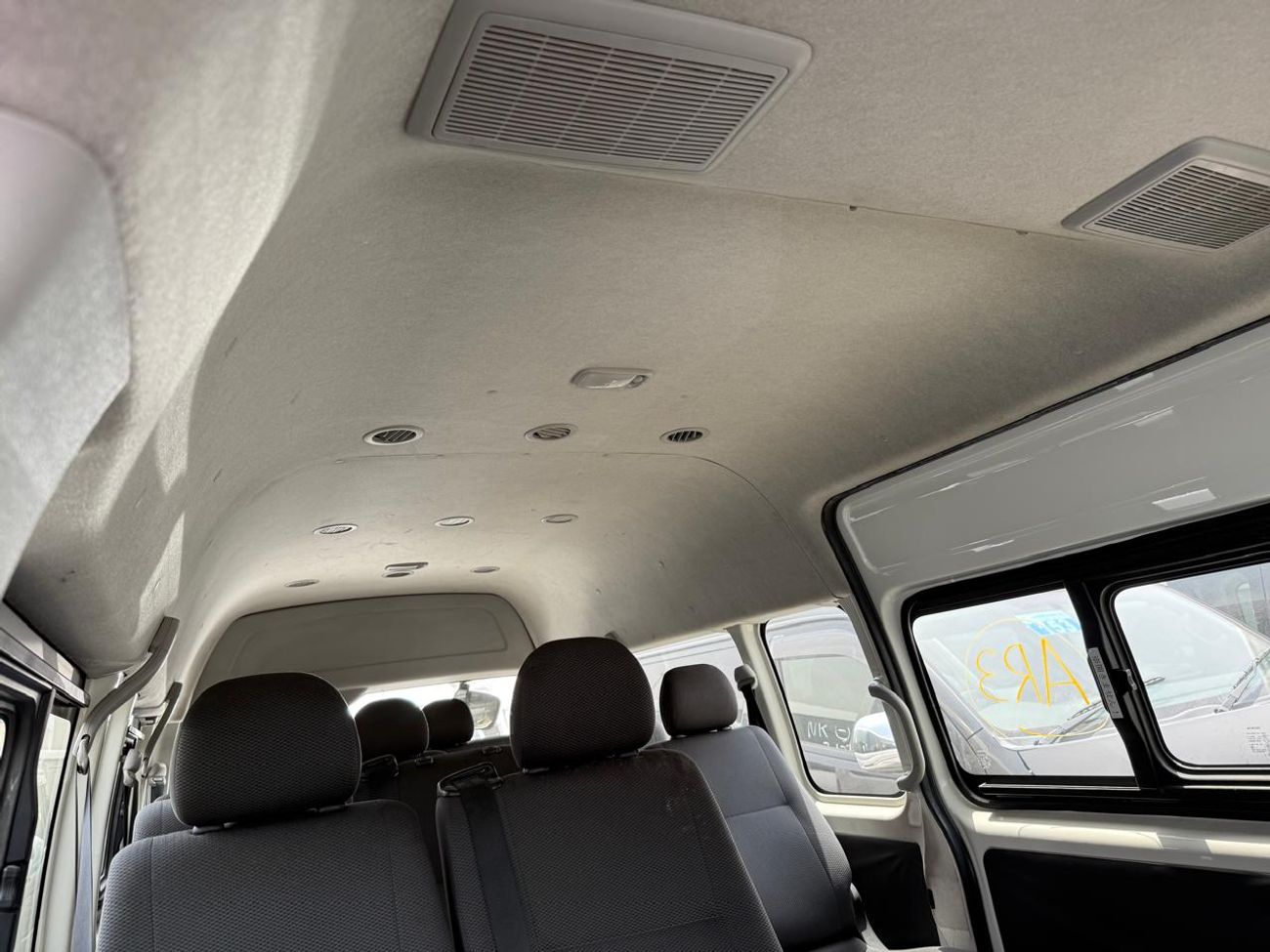 Toyota Hiace Toyota hiace 2015 diesel with seats 14 RHD white in colour