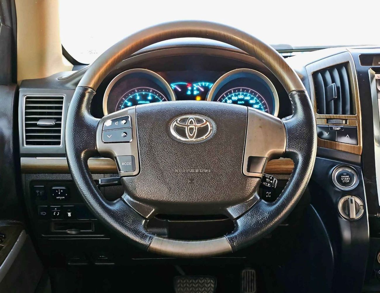 Toyota Land Cruiser GXR BIG ENGINE/  SHAPE 2021/ FULL OPTION / EXPORT ONLY / LOT#46060