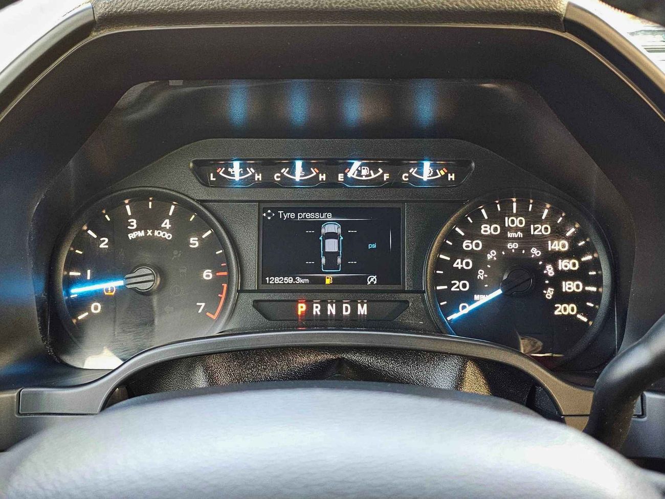 فورد F 150 XL/ GCC 4WD V8 5.0/ LOW MILEAGE/ METHOD RIMS/ NEW TYRES/ ROLL BAR/ LEATHER/ DVD CAMERA/ LOT#19551