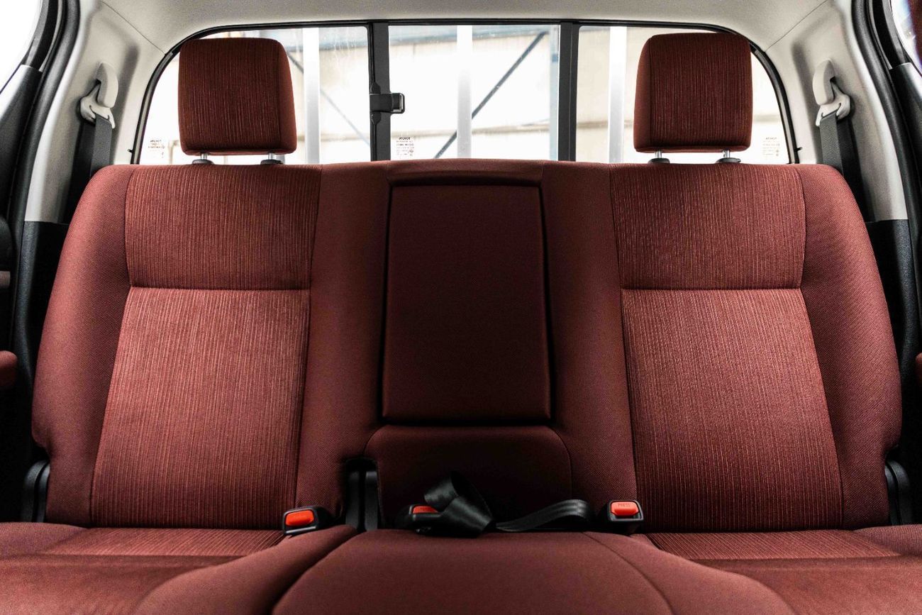 تويوتا هيلوكس Double Cab 2.7L - Manual - Super White Inside Red | Export Only