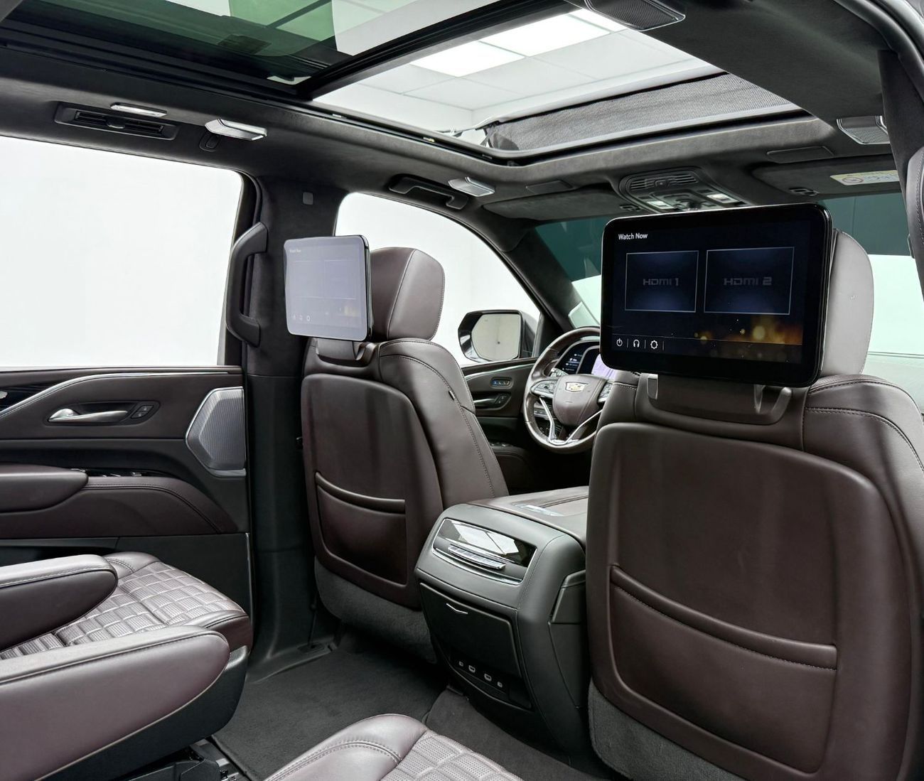 كاديلاك إسكالاد Escalade-V 6.2L 2023 Cadillac Escalade V, 2027 Cadillac Warranty + Service Pack, 7 Seater, Excellent