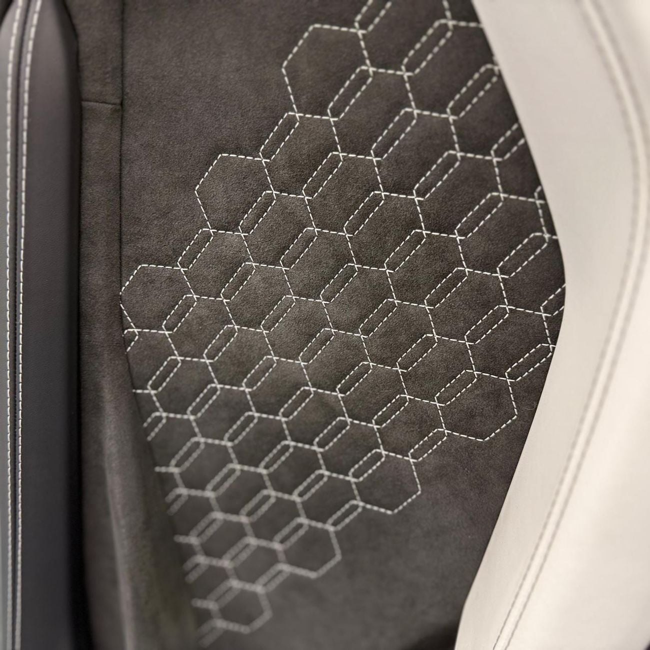 لامبورغيني ريفويلتو 6.5L V12 Hybrid