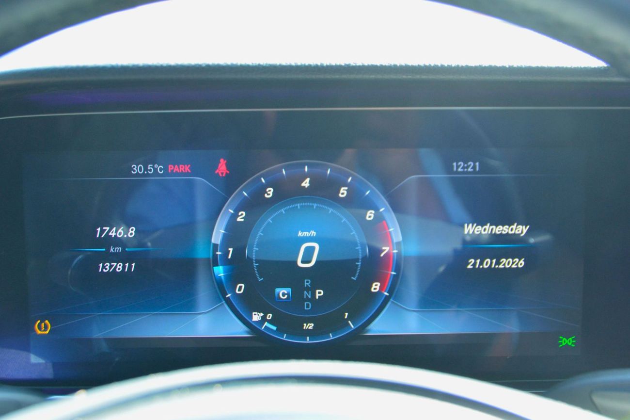 Mercedes-Benz E300 Premium + 2.0L