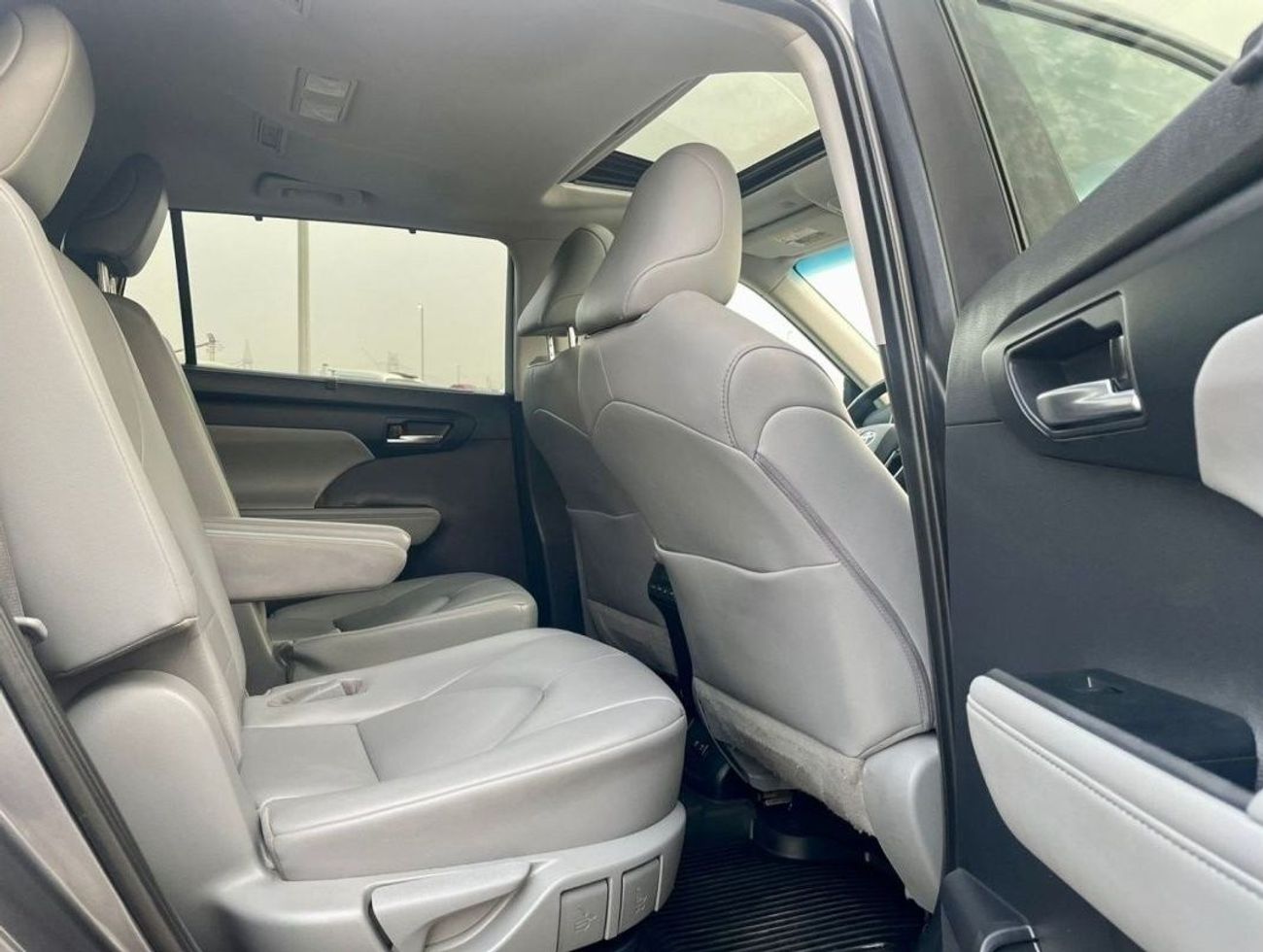 Toyota Highlander 2021 Toyota Highlander XLE hybrid Fuel - 2.5L V4 - Full Option - 4x4 AWD - 27,500 Mileage