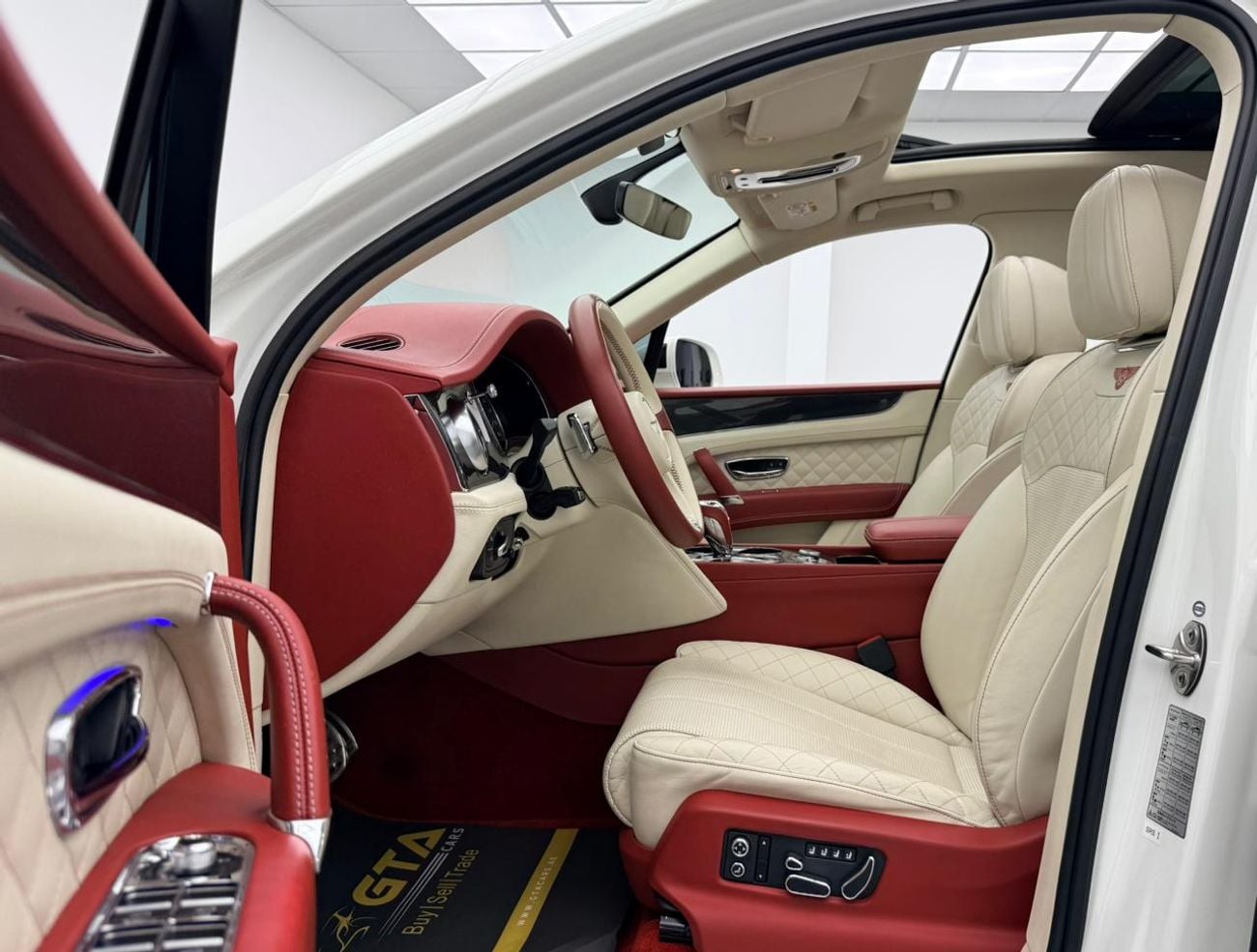 Bentley Bentayga STD 2019 Bentley Bentayga V8, 1 Year Warranty, Full Service History, Carbon Fibre Package, Japanese