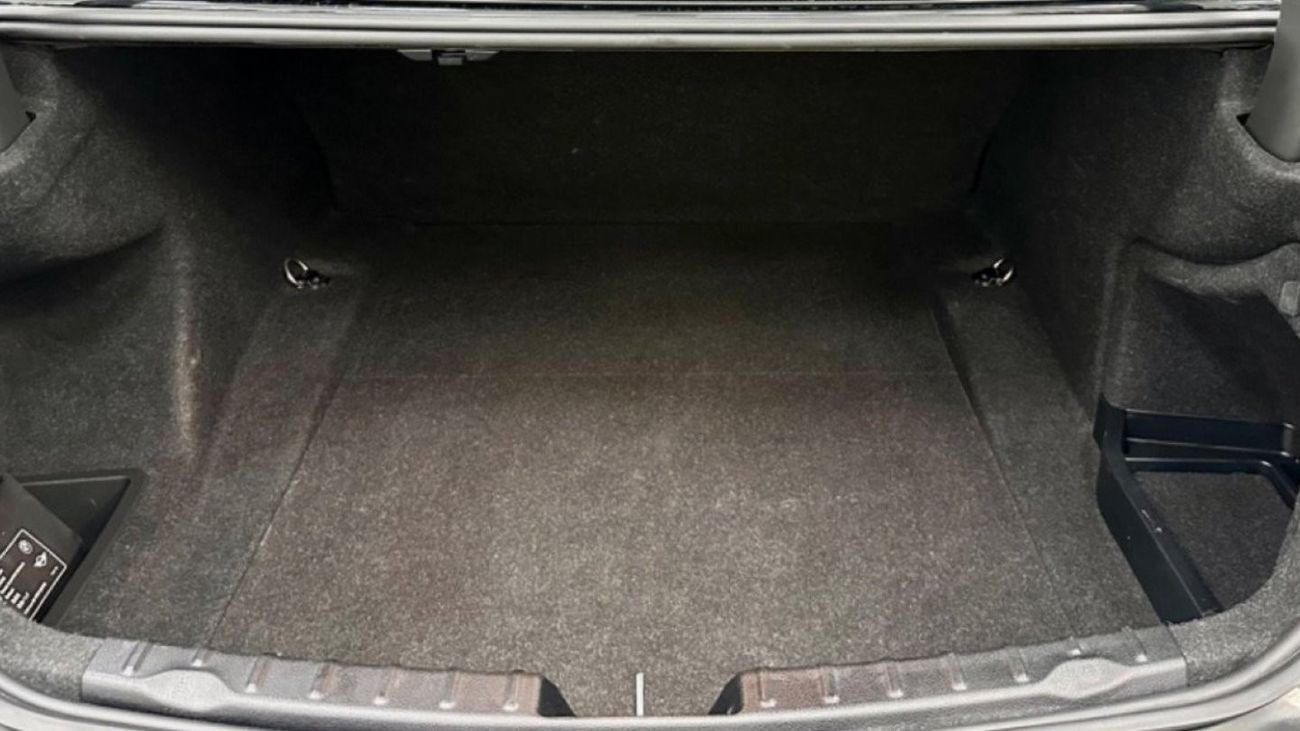 BMW 318i Executive GCC .. Low Milgea .. Perfect Condition .. Sunroof .