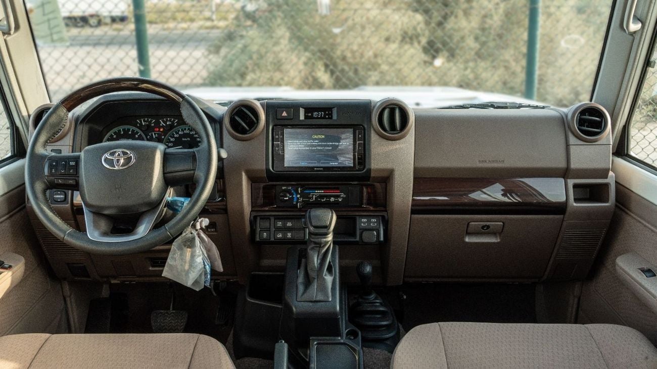 تويوتا لاند كروزر 70 LC76 HT VXR 2025 Toyota Land Cruiser LC71 4.0L AT Petrol (White-Beige) Mid Option