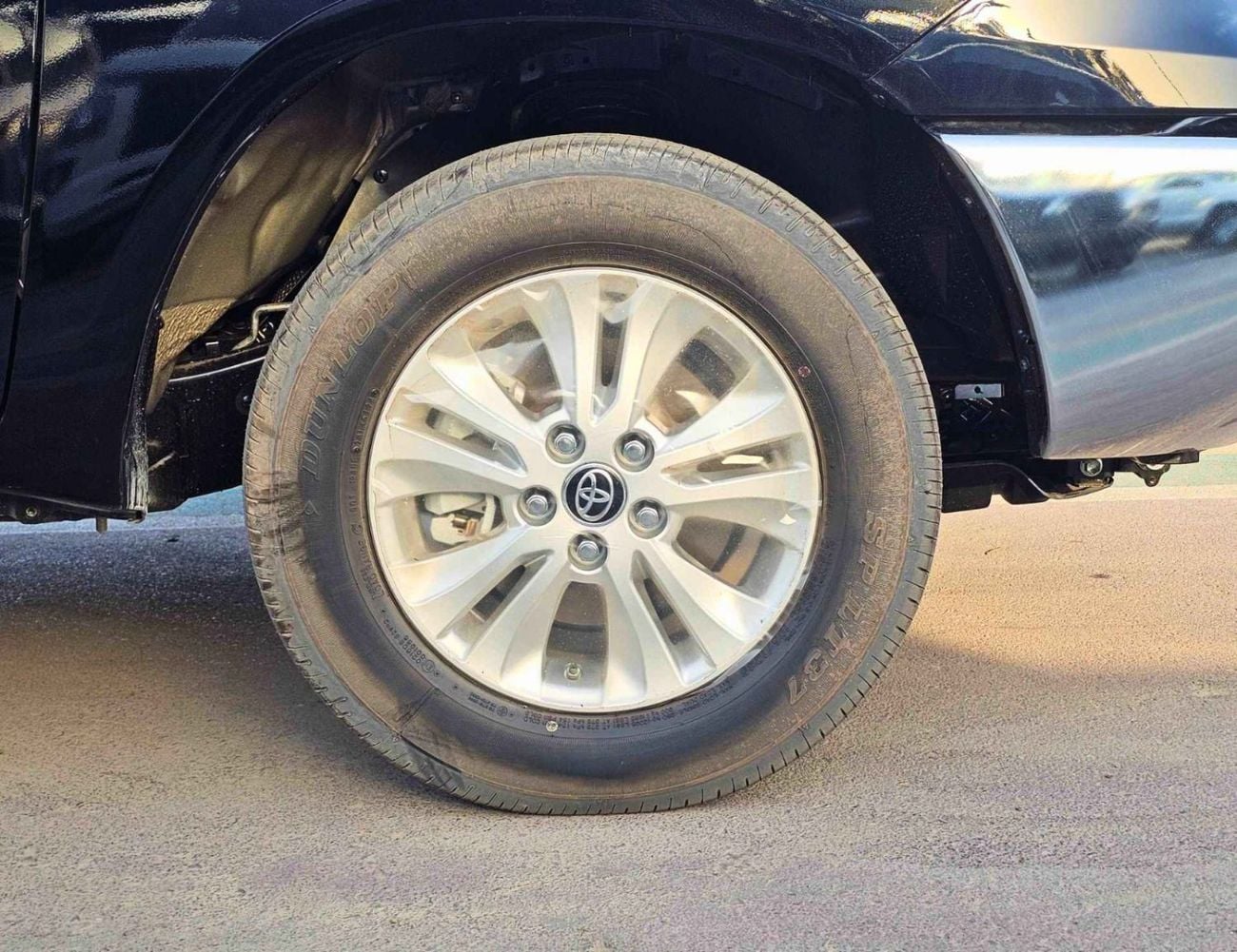 تويوتا هيلوكس SGLX NARROW BODY / 2.7L PETROL V4 A/T / REAL CAMERA WITH CHROME BUMPERS / (CODE # HP2F2)