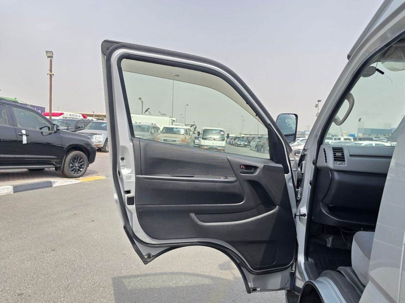 Toyota Hiace TOYOTA HIACE VAN RHD 2006 MODEL 2.5 L DIESEL AUTOMATIC(PM03390)