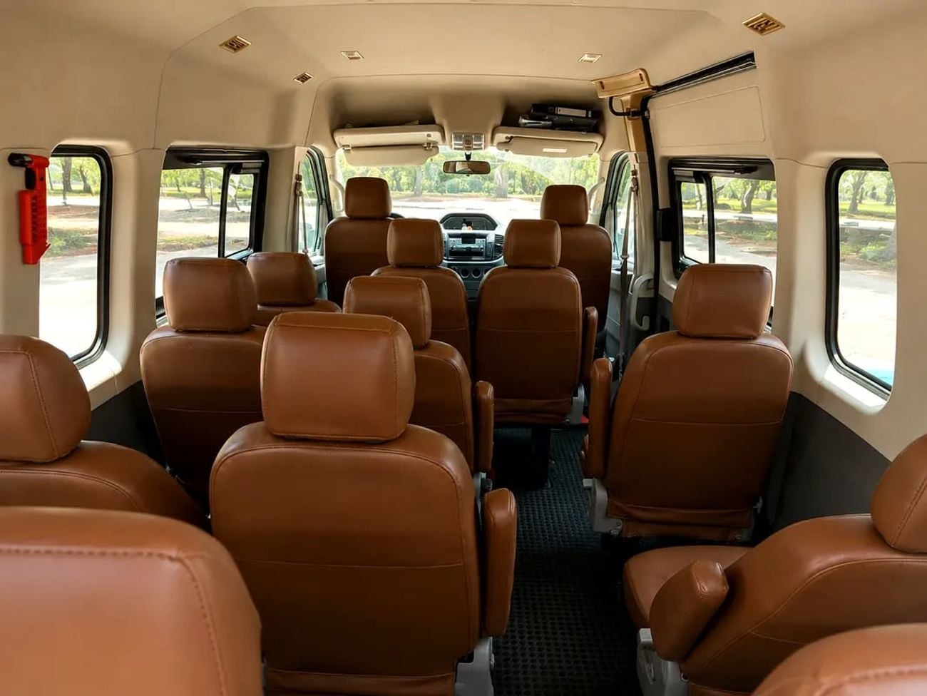 Maxus V80 Standard GCC Specs 15seats 2wd diesel