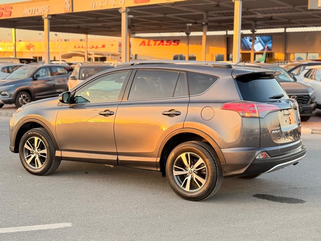 تويوتا راف ٤ XLE 2.5L Full option Sunroof 2018