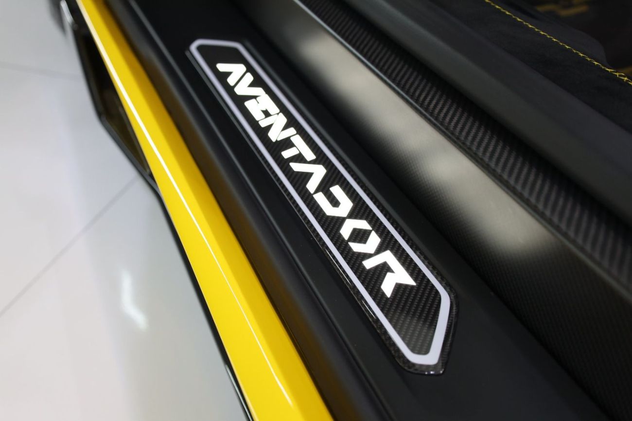 Lamborghini Aventador SVJ 6.5L V12 Roadster, 1 of 800, Carbon Package, Very Low KM!!