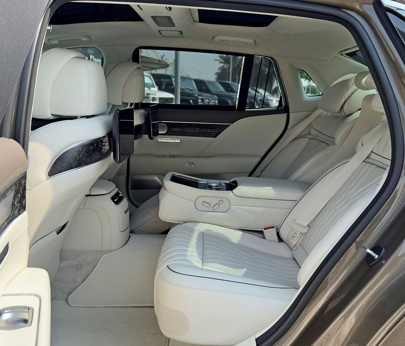 Genesis G90 2023 Genesis G90 3.5 Turbo E-Supercharged AWD, Dealer Warranty, GCC Specs (Carbon Package Int)