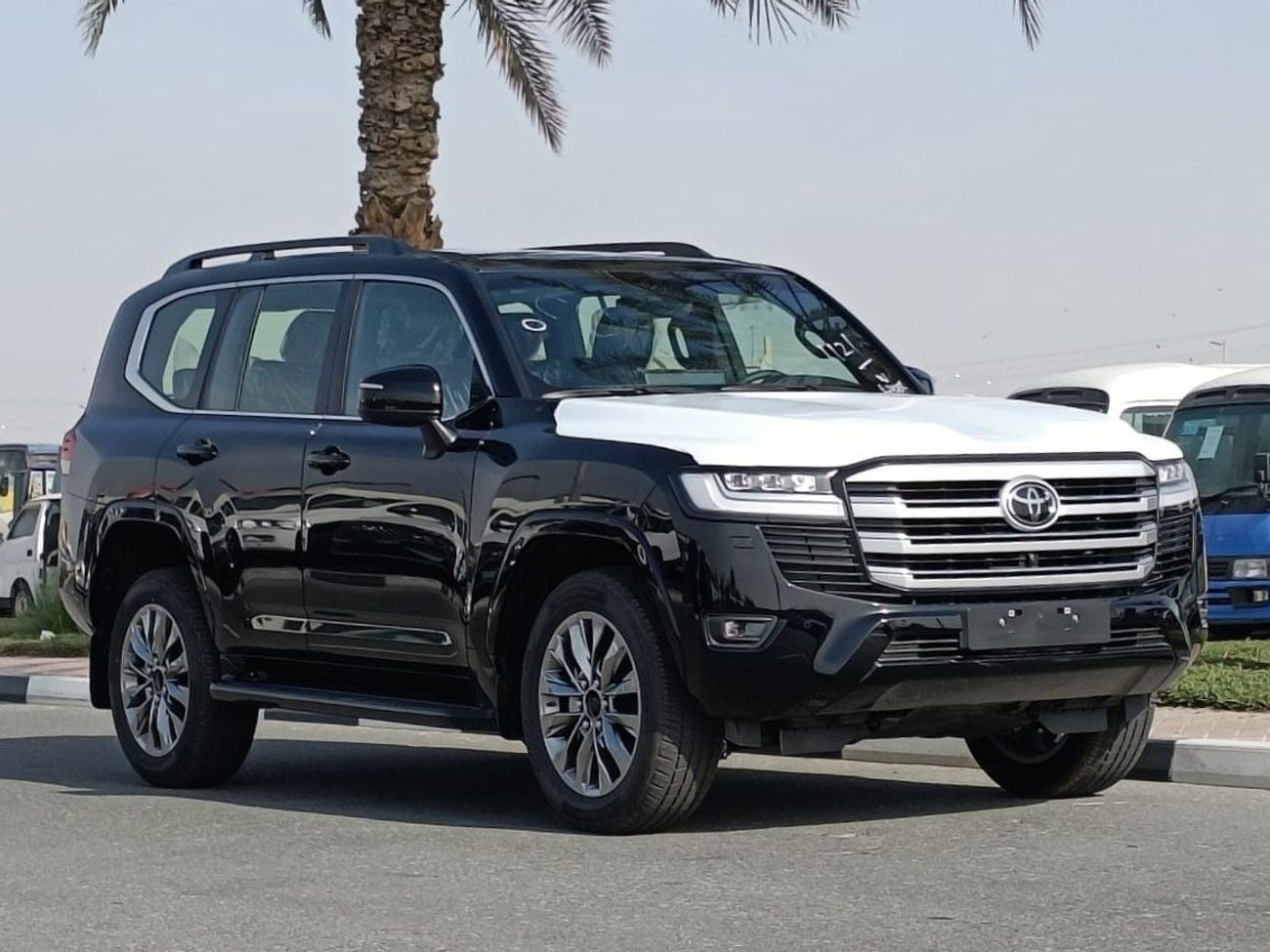 Toyota Land Cruiser VX || 3.3L DIESEL V6 || RADAR / REAR ENTERTAINMENT DVD / LEATER ,SUNROOF (CODE # VX)