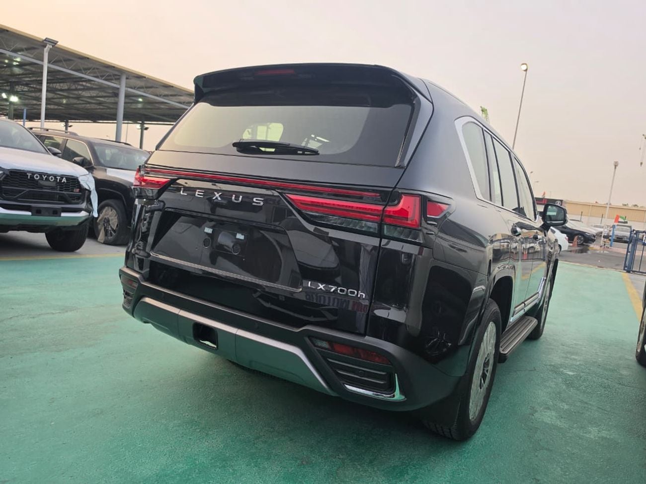 لكزس LX 700h Lexus LX 700h Signature 2026 – فل أوبشن | هايبرد | أسود خارجي | داخلية حمراء