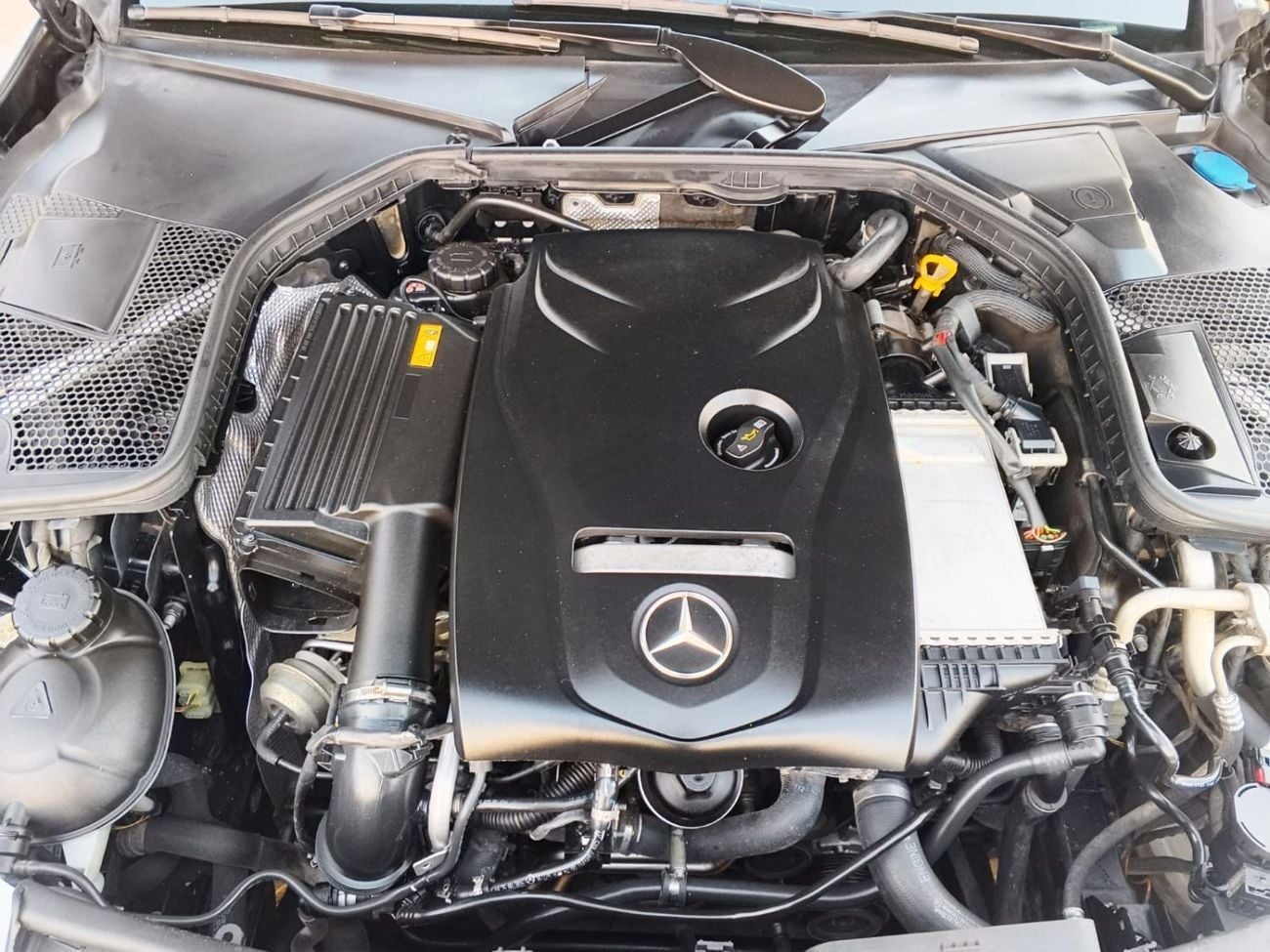 مرسيدس بنز C 300 قمة الأناقة! مرسيدس بنز C 300 موديل 2017 | حالة نظيفة جداً | 170,000 كم – رفاهية بسعر لا يُنافس!