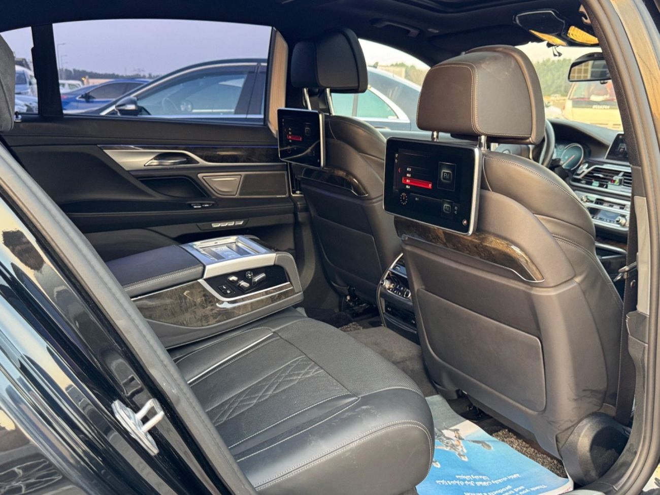 بي أم دبليو 750Li Luxury M Sport Package 4.4L