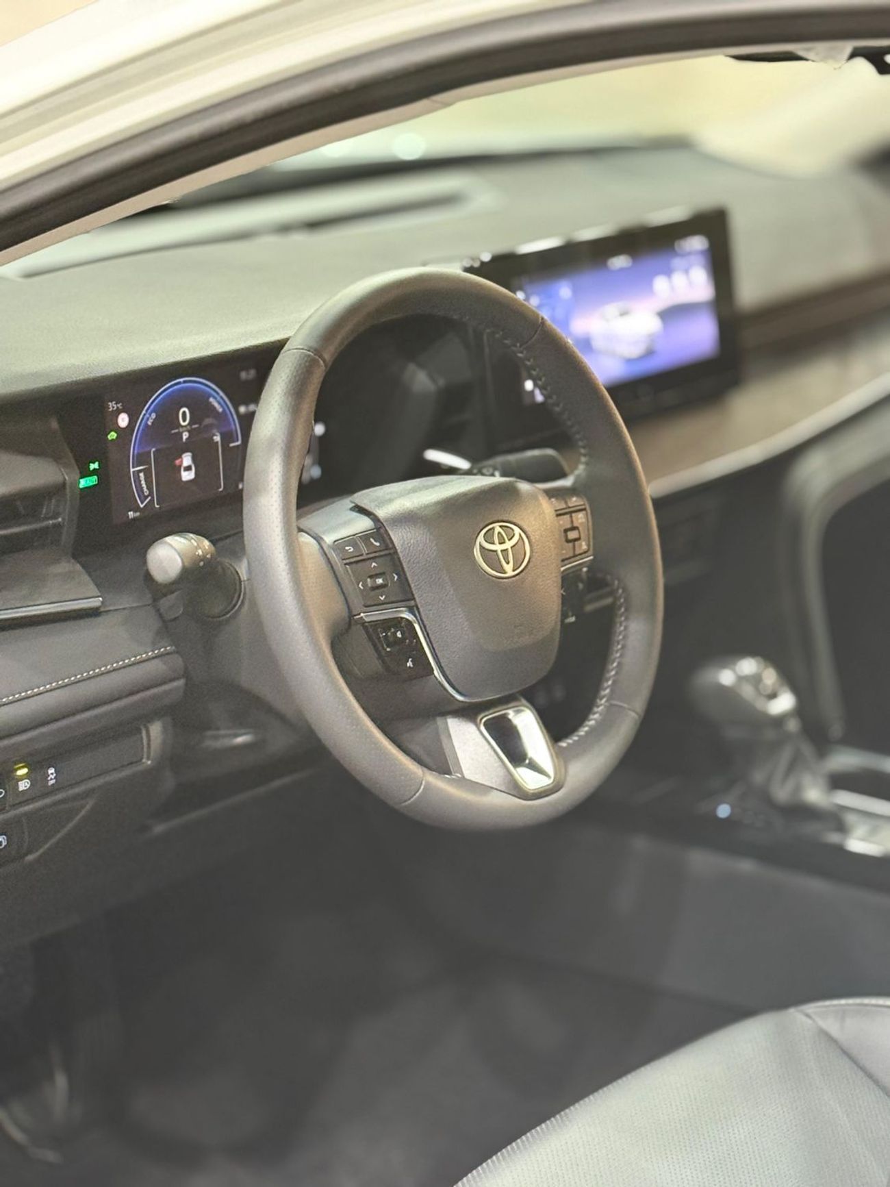 Toyota Camry (*تويوتا كامري هايبرد/ لاكجري*) *موديل* : 2025 *السعر* : 105.000 درهم  *ممشي* : صفر ك/م  (*مواصفات خ