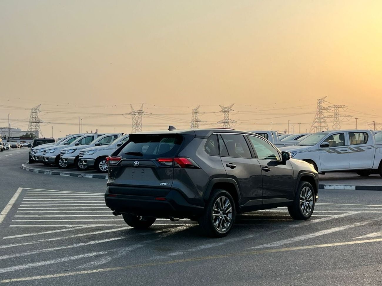 تويوتا راف ٤ XLE 2023 Toyota RAV4 Full Option - 2.5 V4 - Big Screen & Radar Sensor - Trunk Auto Push Star