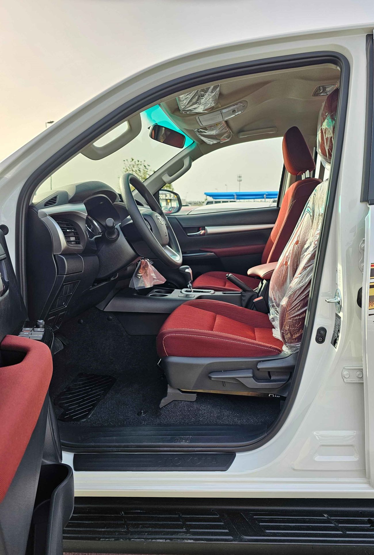 Toyota Hilux A/T, 2.7L PETROL, DVD + CAMERA, AUTO A/C, 4WD (CODE # HPDWAM2)