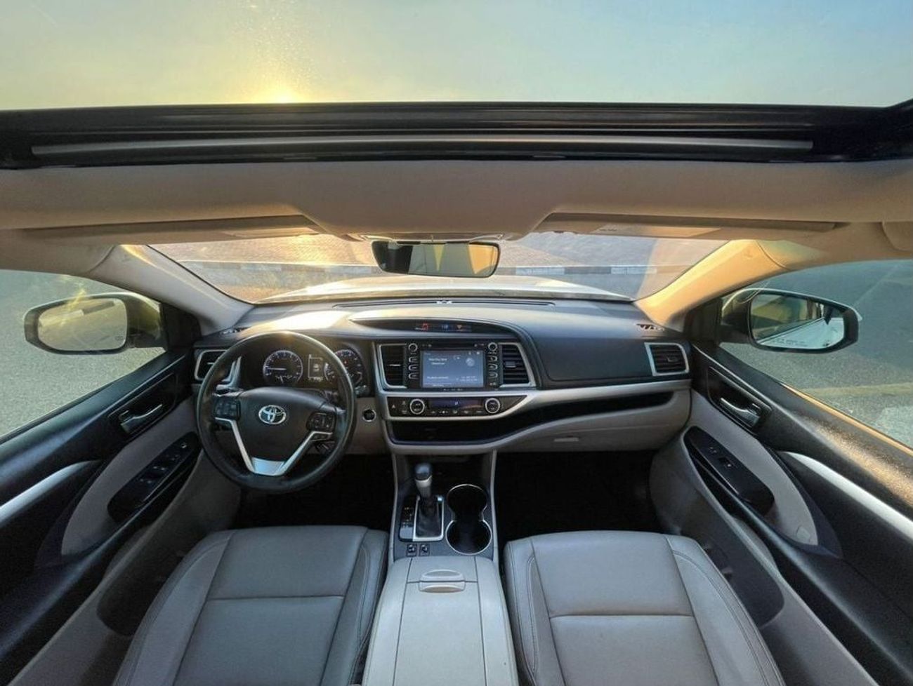 Toyota Highlander 2018 Toyota Highlander XLE 3.5L V6 Full Option Sunroof 7 Leather Seats - Radar & BSM Auto Trunk -