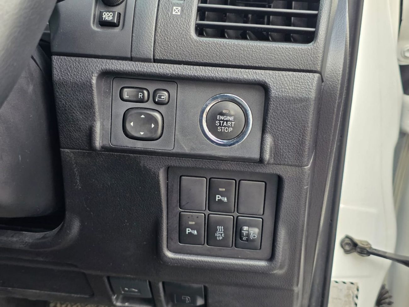 Toyota Prado original shape 2016 model 2,8 liter ,right hand drive ,diesel ,only for export