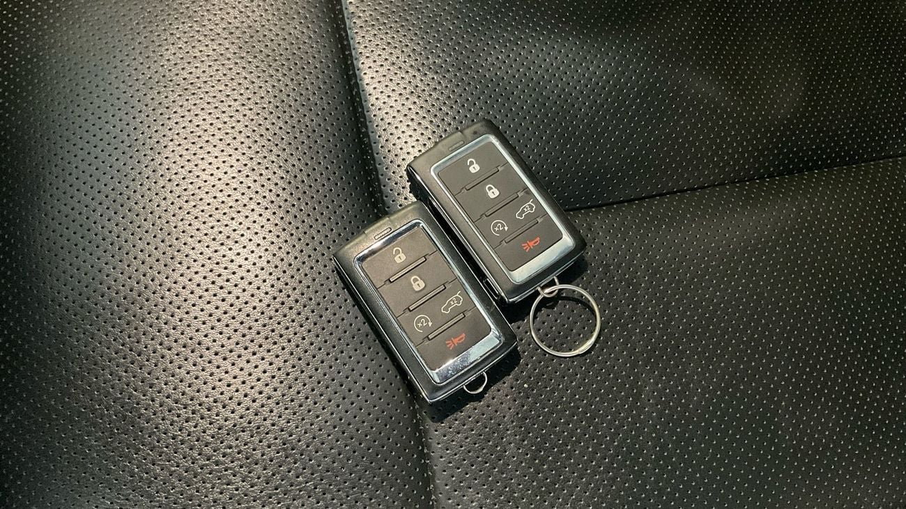 جيب جراند شيروكي 3.6 OVERLAND 2 ROW 4WD AUTO | شامل الضمان | 0 ﺪﻔﻋﺓ ﺃﻮﻟﻯ