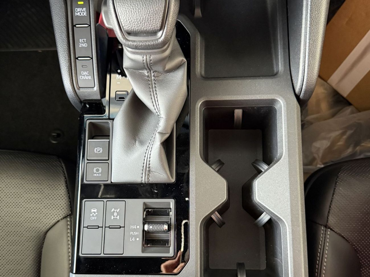 تويوتا برادو 2.8 DIESEL 4X4 AT VX -STD SUNROOF  **EXPORT ONLY**التصدير فقط خارج الخليج**