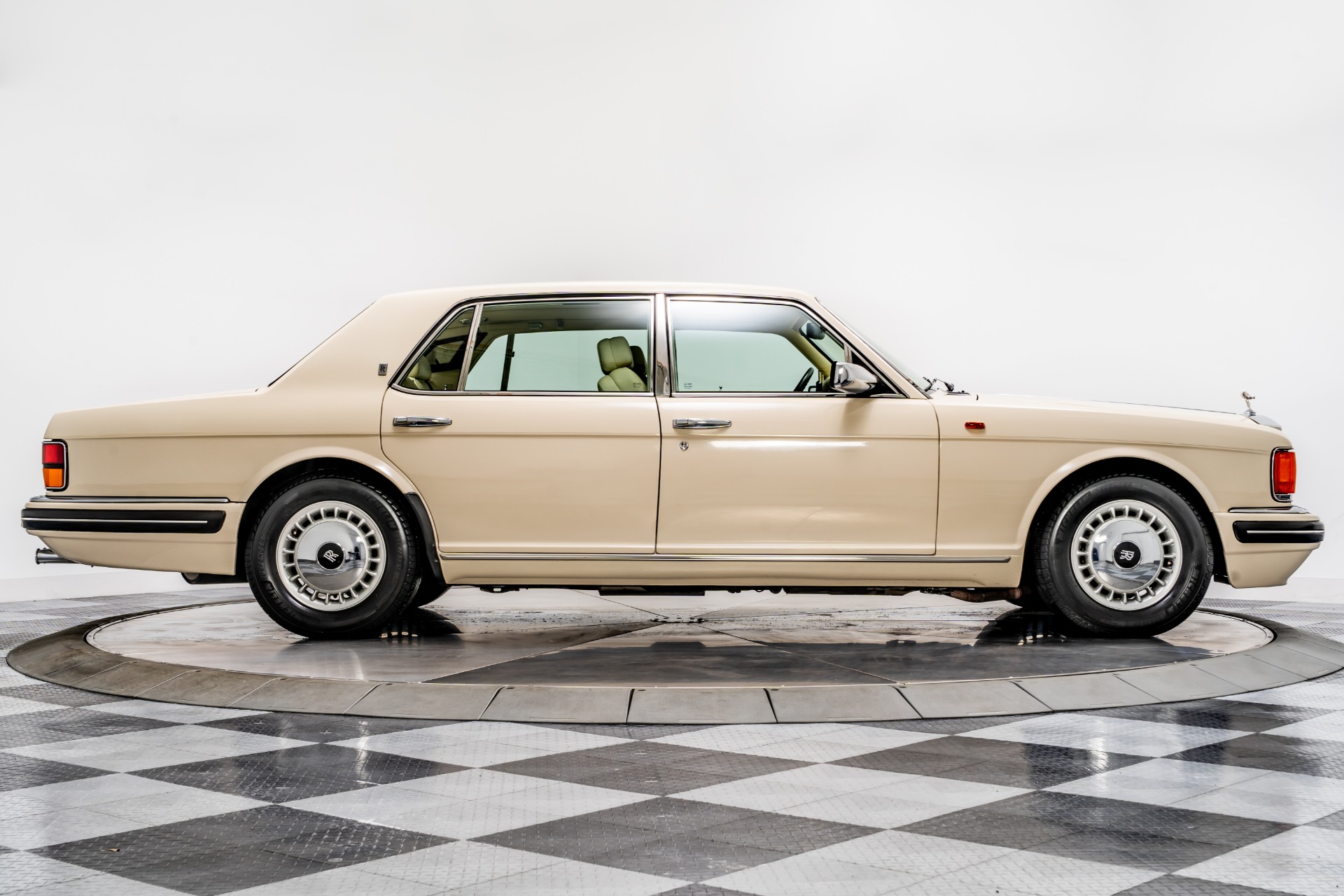 Rolls-Royce Silver Spur exterior - Side Profile