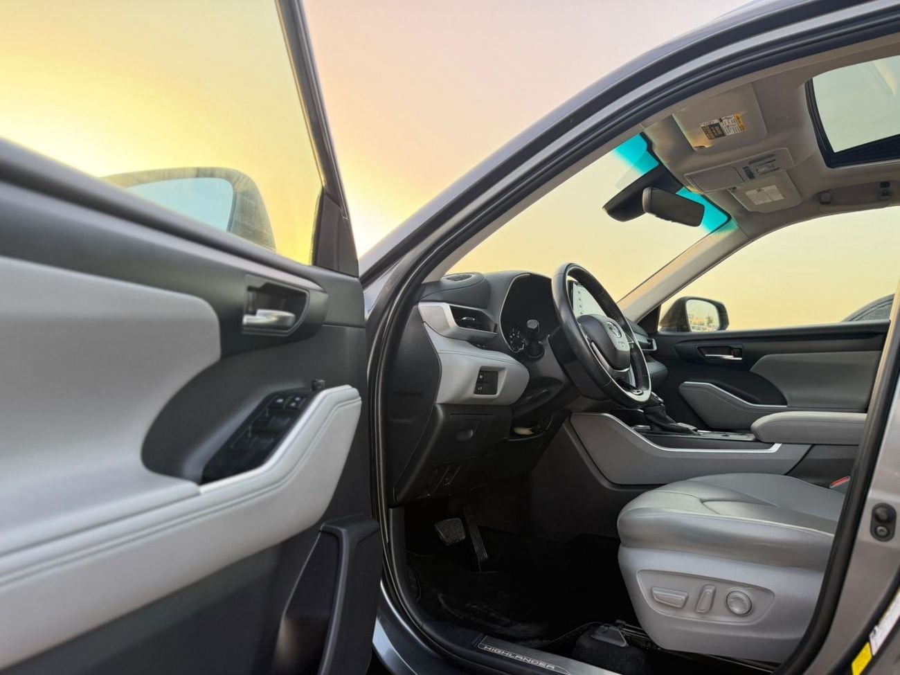 Toyota Highlander 2020 Toyota Highlander XLE Full Option 3.5L V6  - SunRoof - Full Radar System - 7 Seater -Push Start