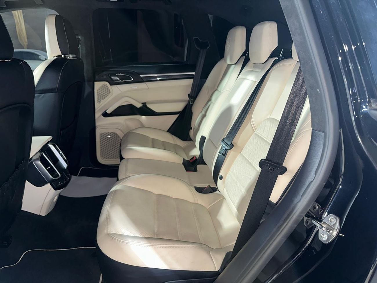 Porsche Cayenne Turbo S 4.8L (570 HP) 2016 | CARBON CERAMIC BRAKES (PCCB) | CARBON INTERIOR PACKAGE | SUNROOF